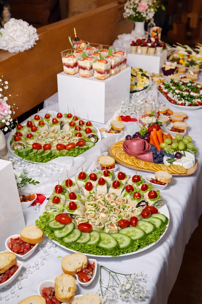 Buffet mit Canapés, Wraps und Desserts