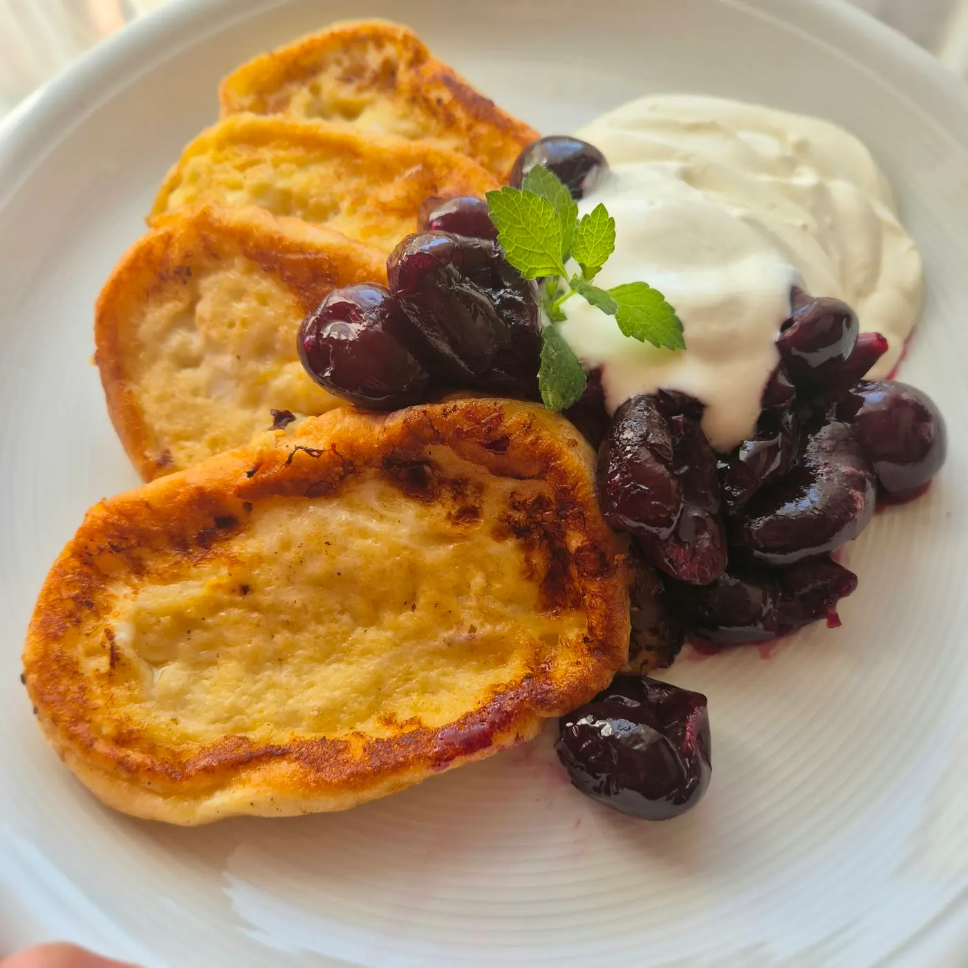 Quark cakes with cherries and sour cream