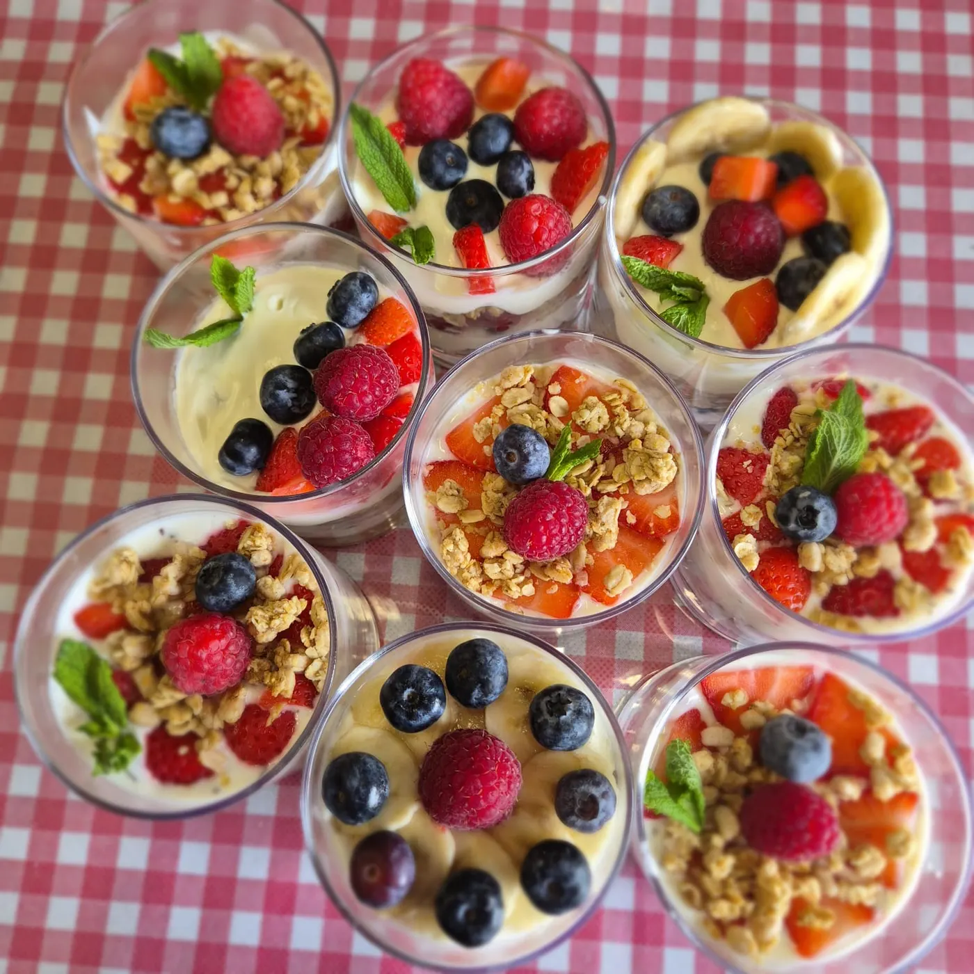 Dessert glasses with pudding, berries and crunchy muesli