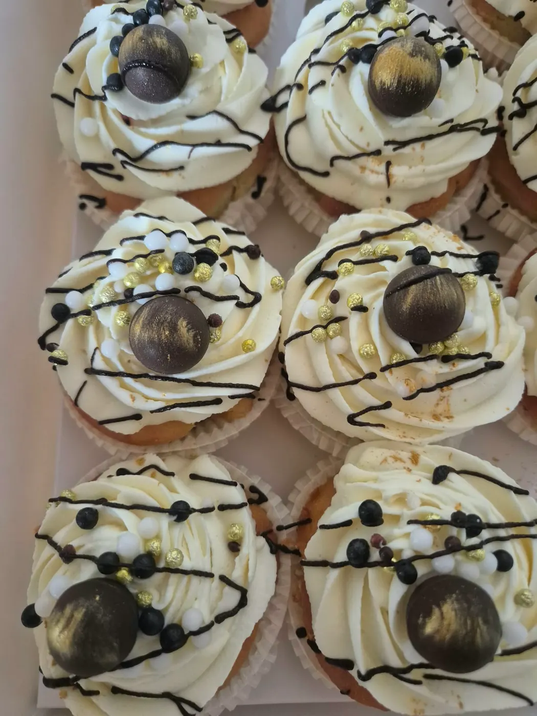 Cupcakes with white cream and chocolate decoration