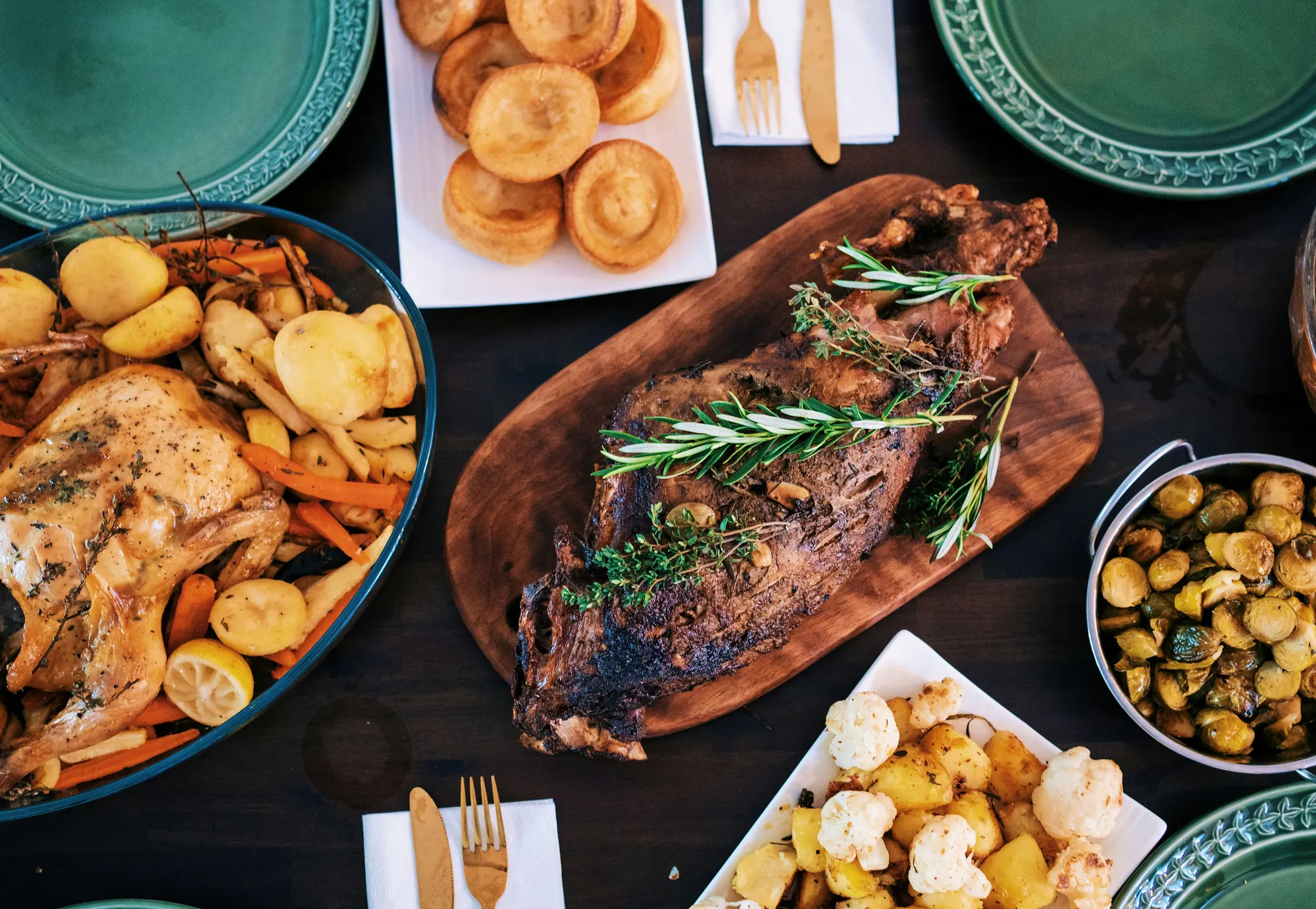 Eine gedeckte Tafel bietet Braten, Geflügel und verschiedene Gemüsebeilagen